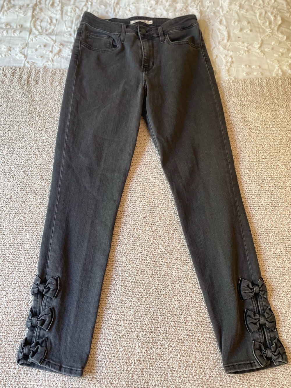 Levi's 721 High Rise Skinny Jeans with Bow Details - size 28